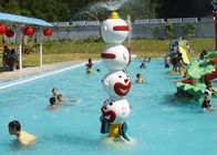 Выплеск смешной спортивной площадки воды детей шутника на открытом воздухе забавляется брызги фонтана
