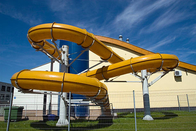 Спортивная площадка скольжения водного бассейна скольжения стеклоткани на открытом воздухе спиральная для парка атракционов