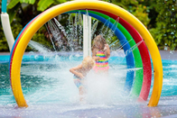 Дети круга радуги парка брызг воды мочат парк выплеска воды спортивной площадки красочный