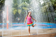 Дети круга радуги парка брызг воды мочат парк выплеска воды спортивной площадки красочный